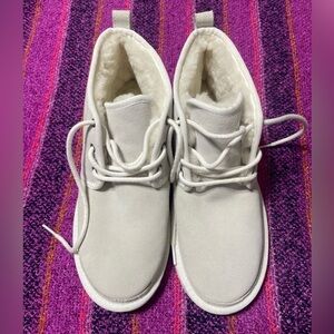 NWOB White/Gray Neumel Uggs, Men's size 10 S/N 3236
